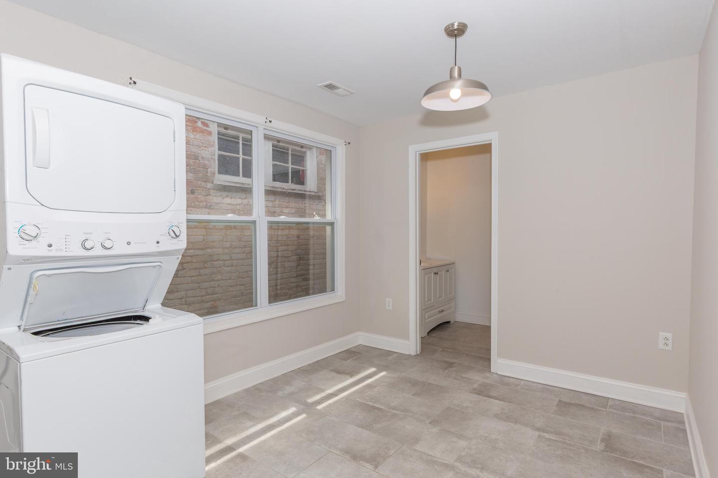 212 W Burke St #b Property Photo 8