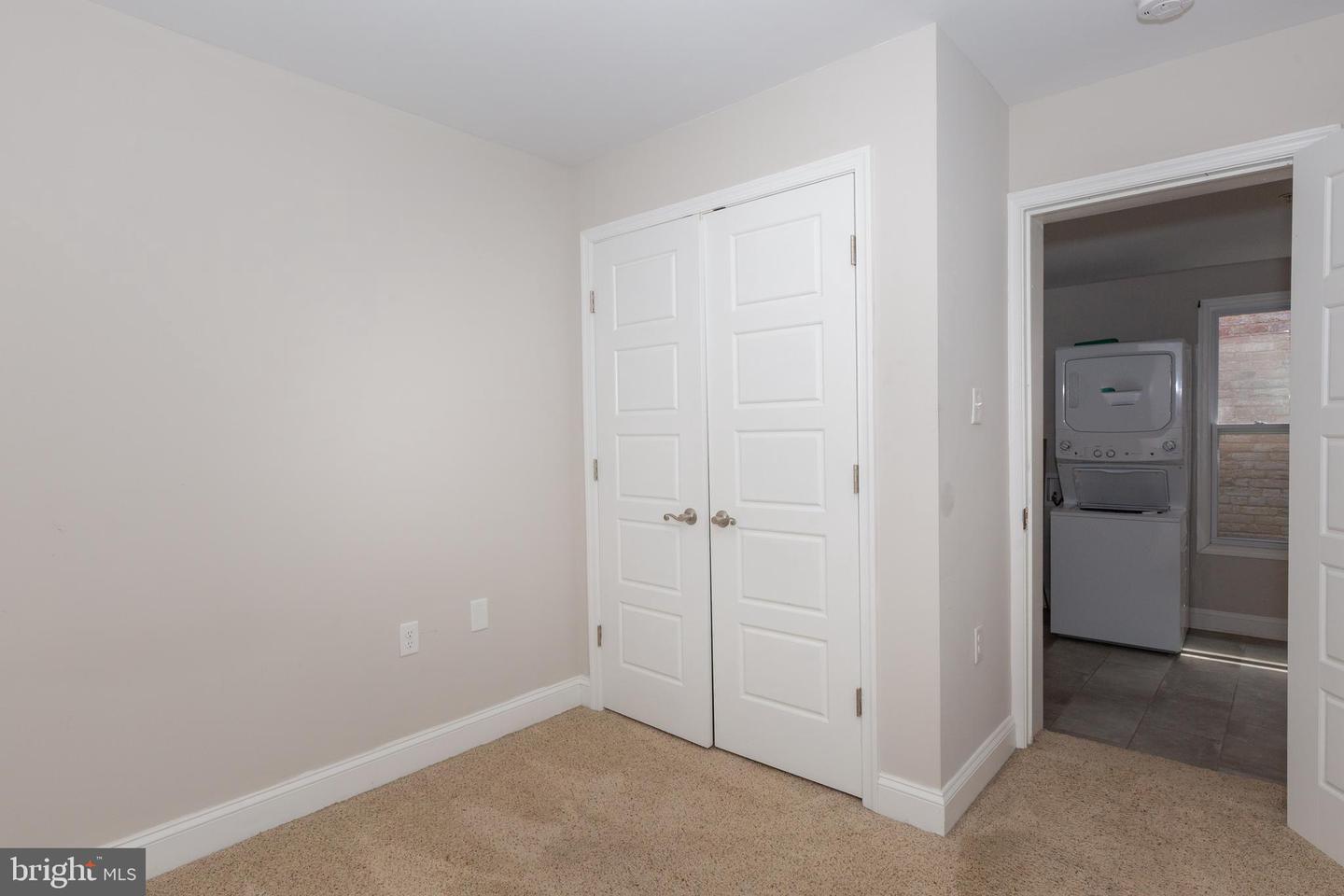 212 W Burke St #b Property Photo 9