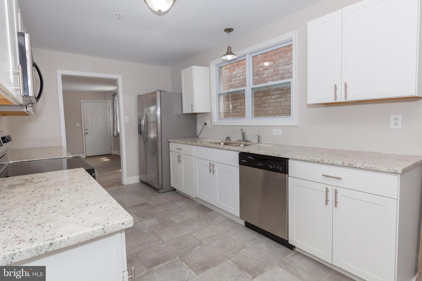 212 W Burke St #b Property Photo 13