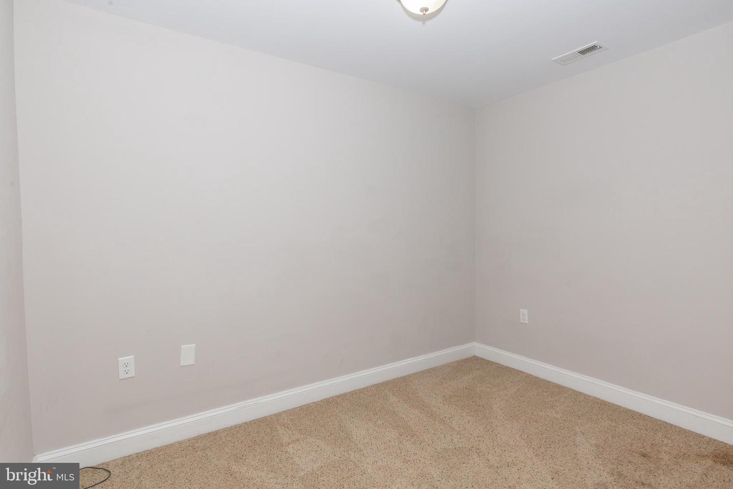 212 W Burke St #b Property Photo 17