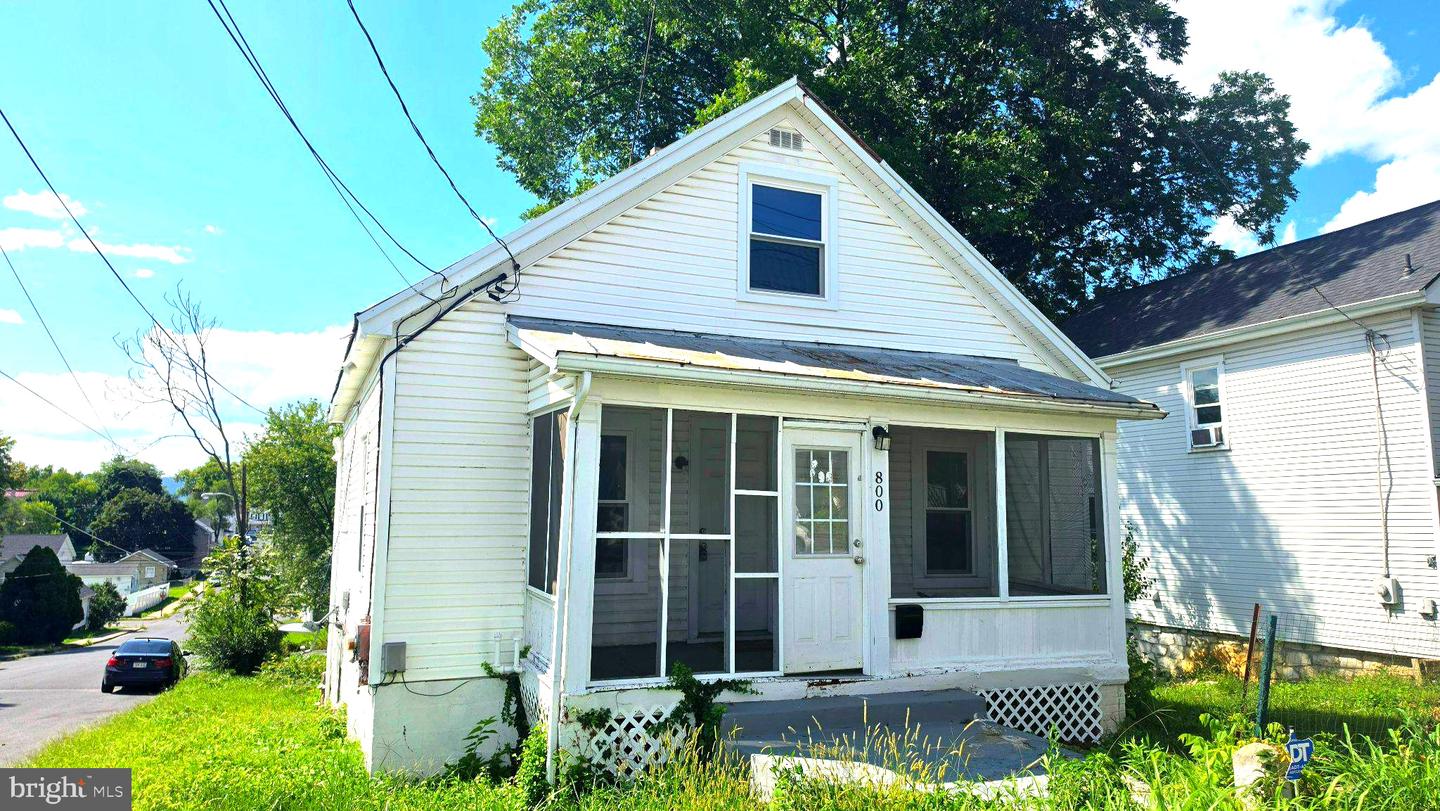 800 N HIGH ST Property Photo 1