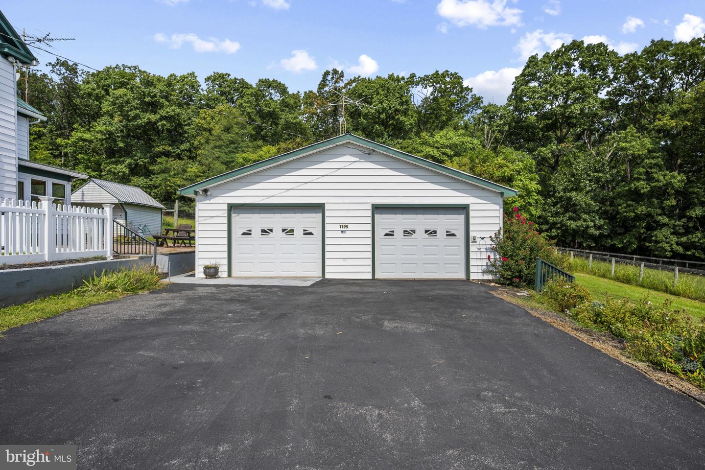 1195 Loop Rd Property Photo 3