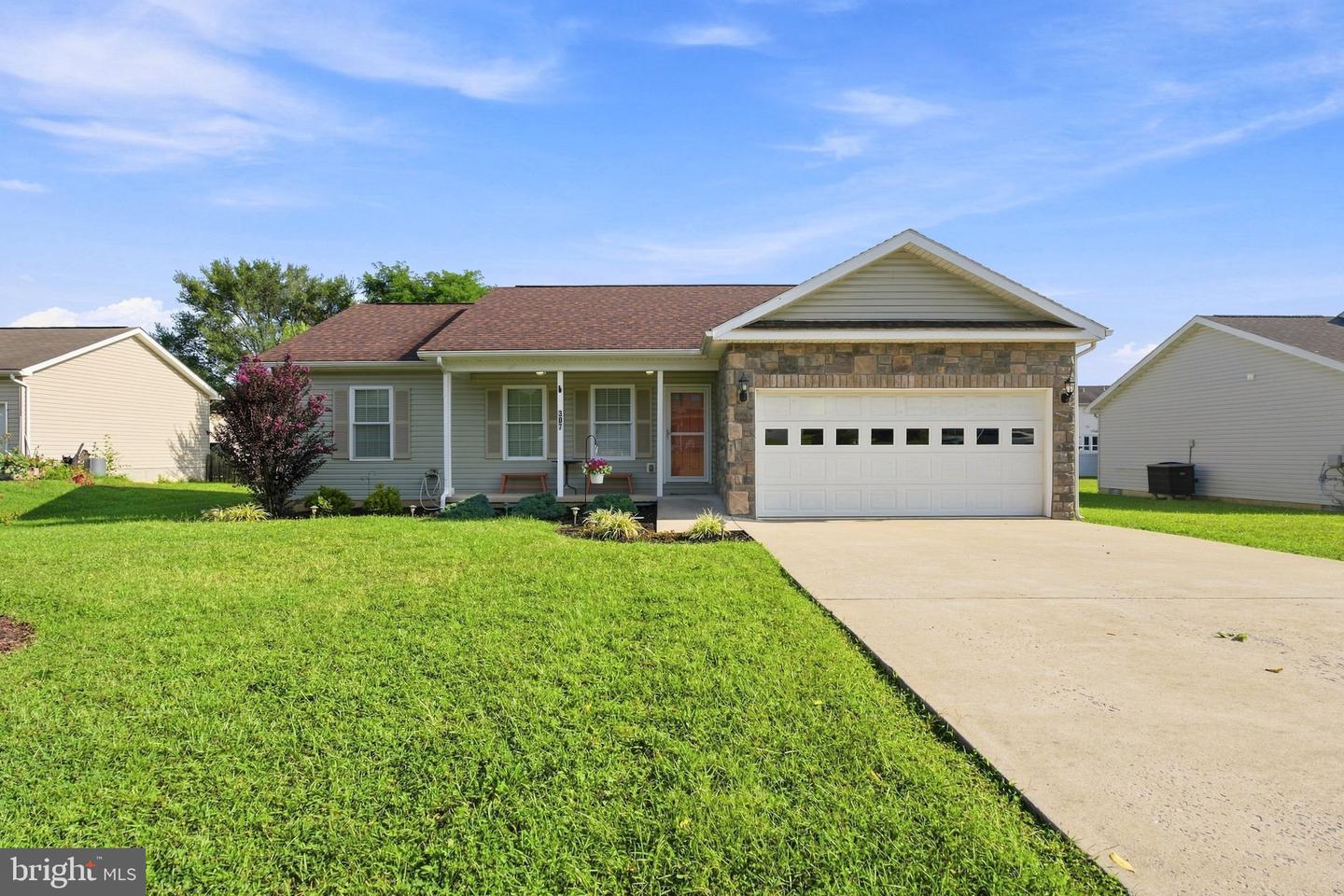 307 Close Dr Property Photo 2