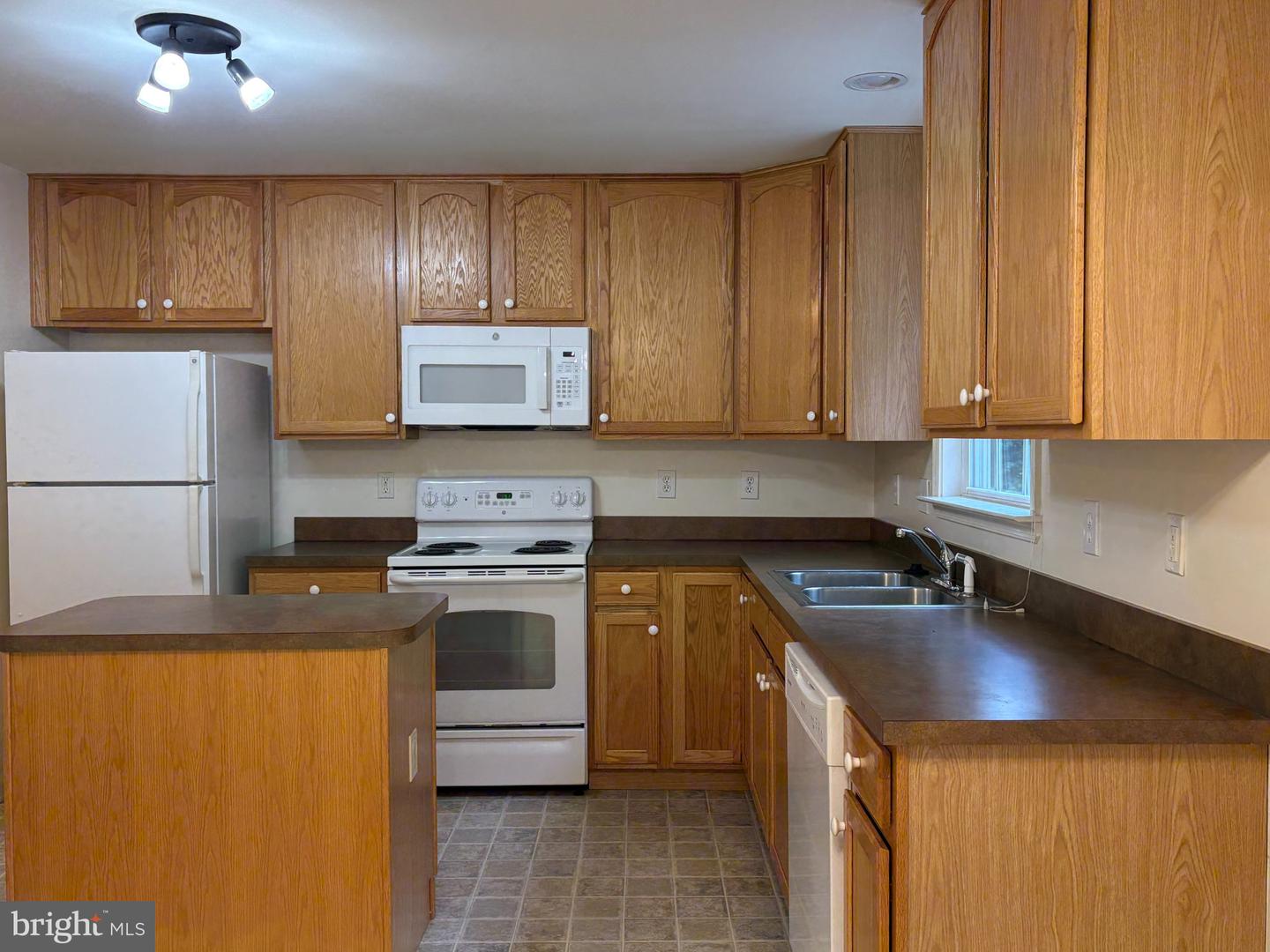 55 Mabel Ln Property Photo 8