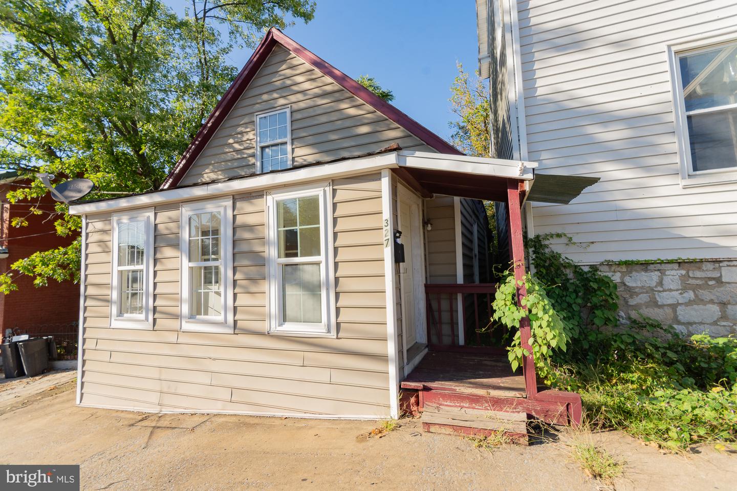 327 E Burke St Property Photo 1