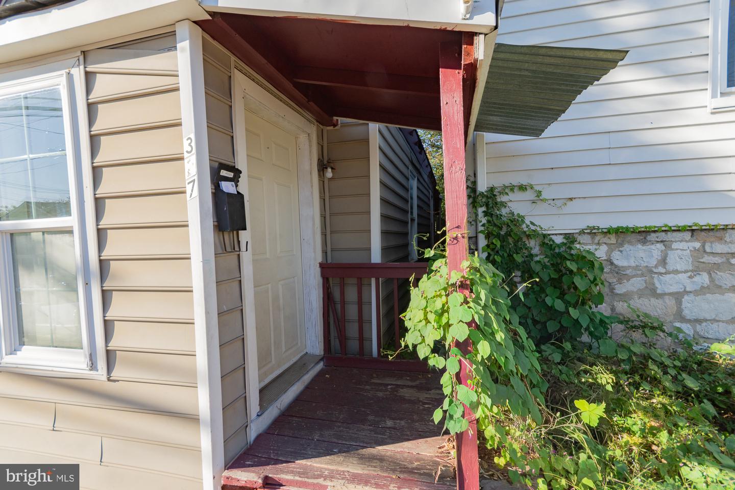 327 E Burke St Property Photo 2