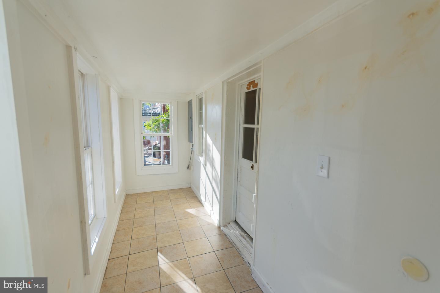 327 E Burke St Property Photo 3