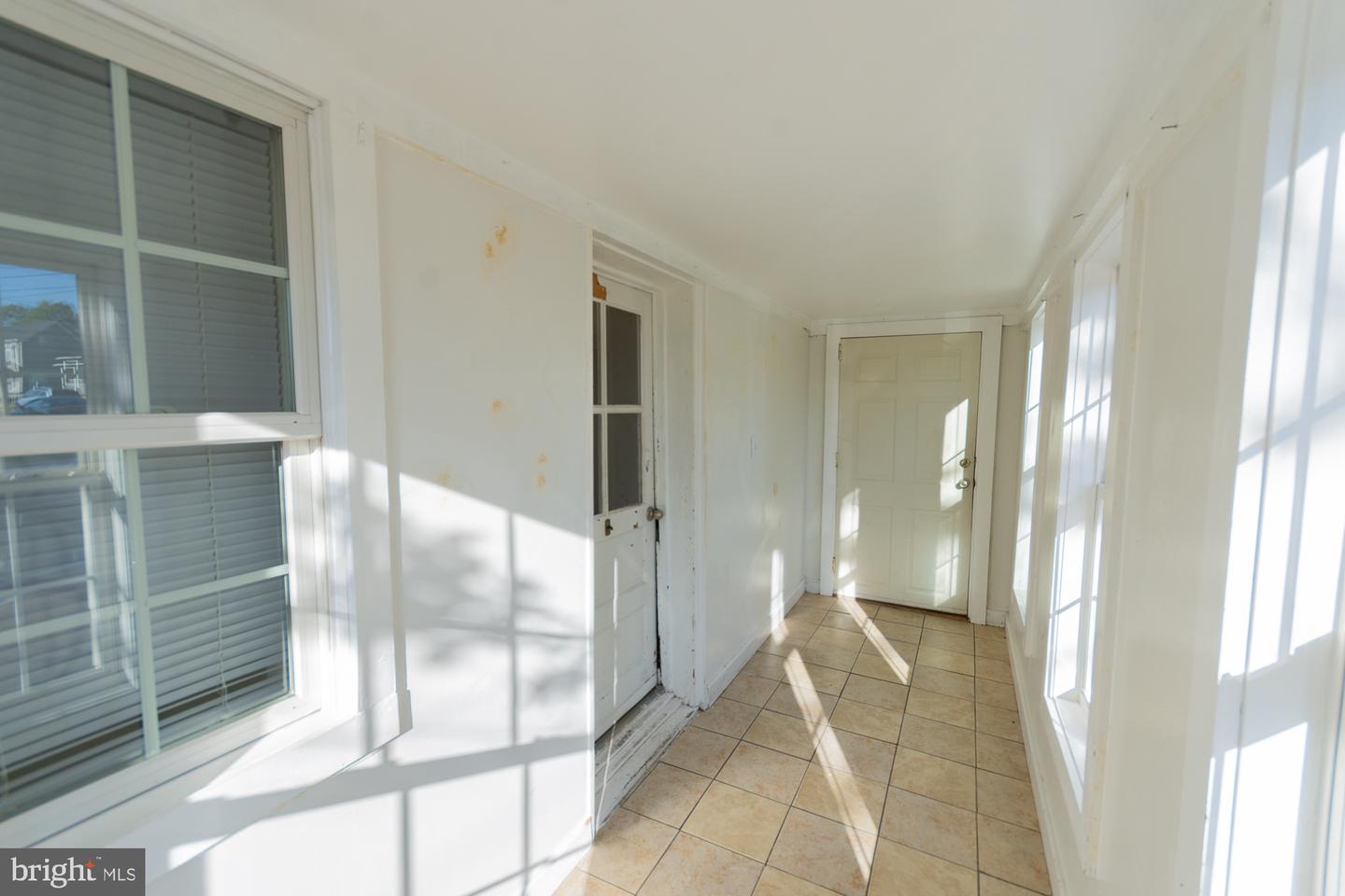 327 E Burke St Property Photo 4