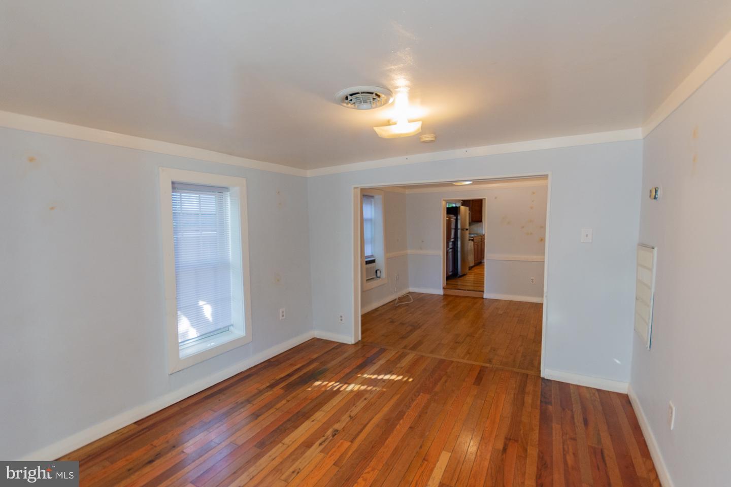 327 E Burke St Property Photo 5