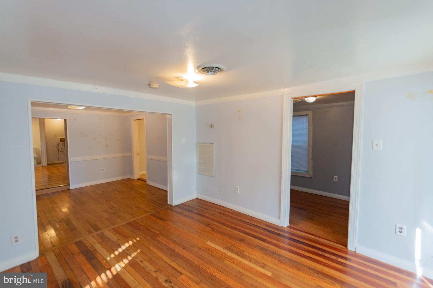 327 E Burke St Property Photo 6