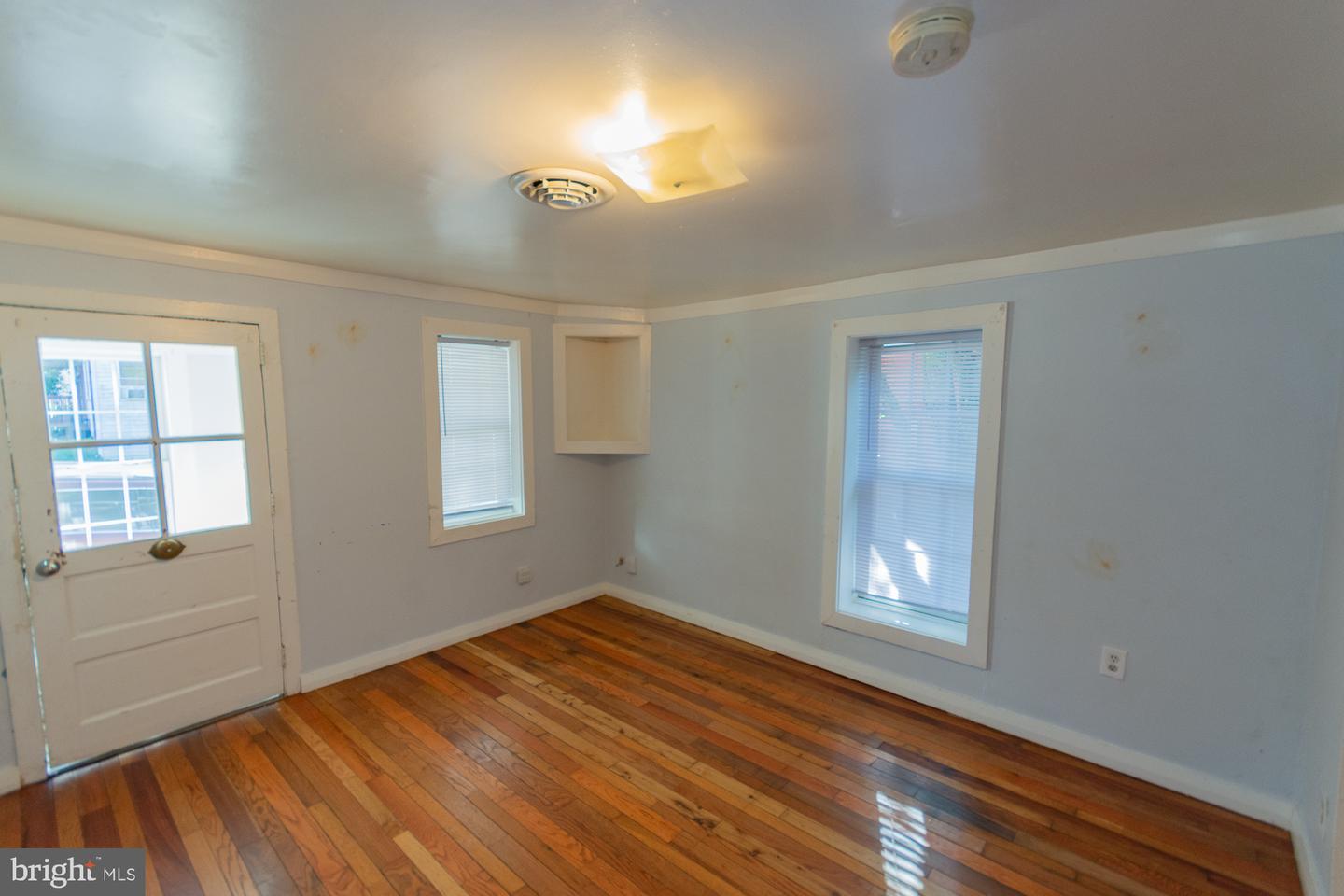 327 E Burke St Property Photo 7