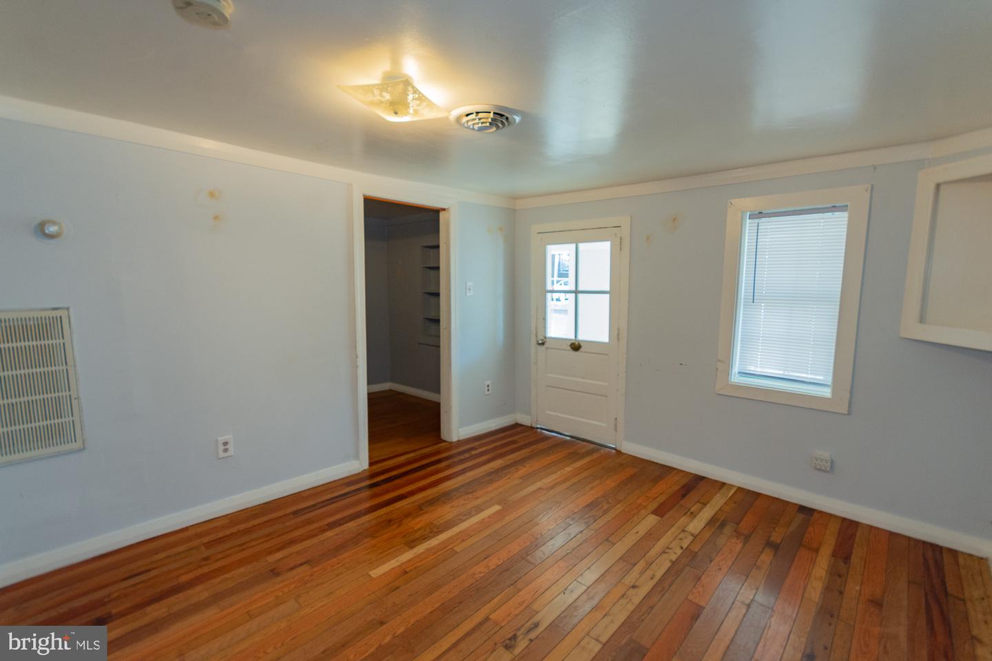 327 E Burke St Property Photo 8