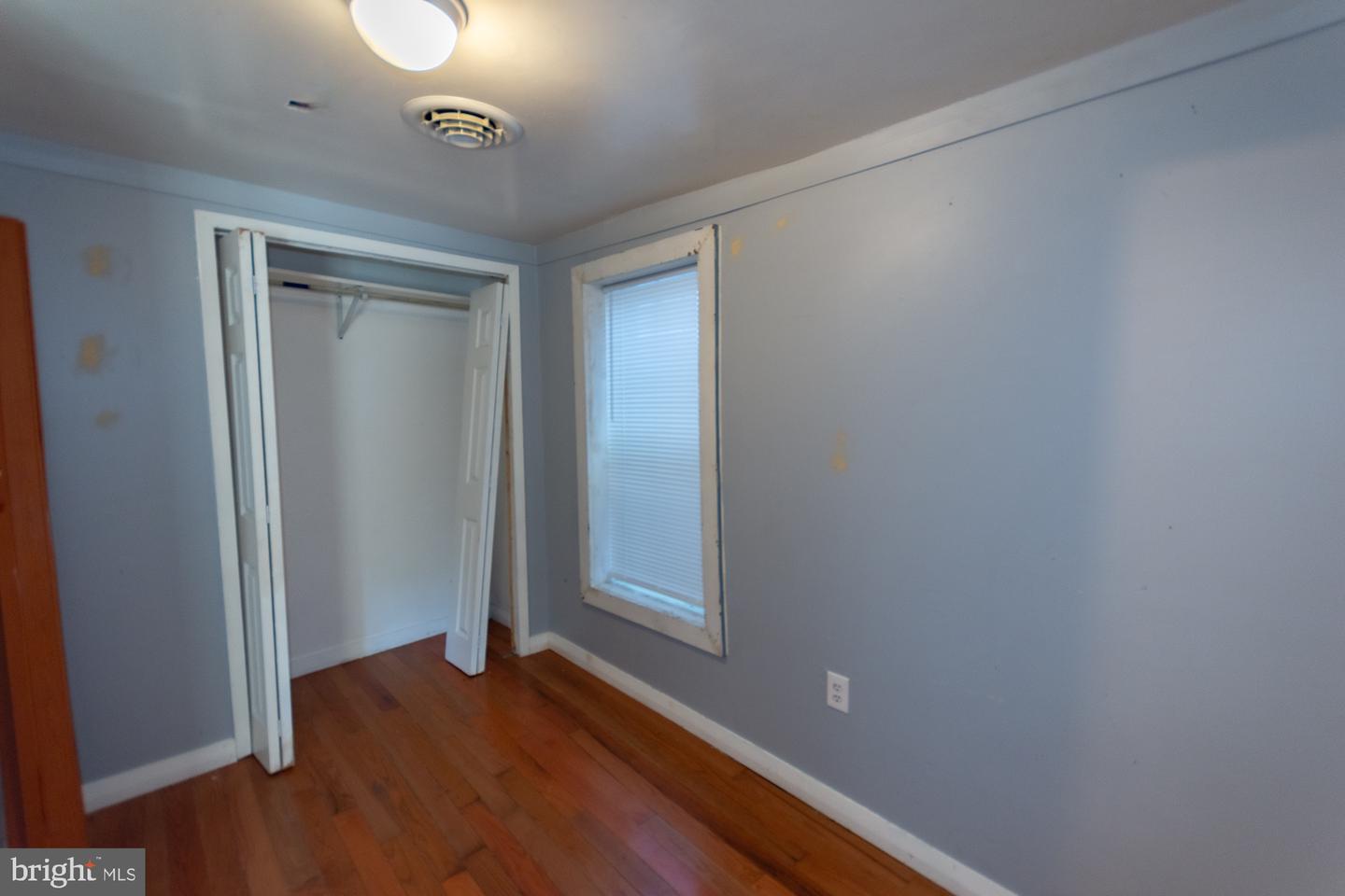 327 E Burke St Property Photo 9