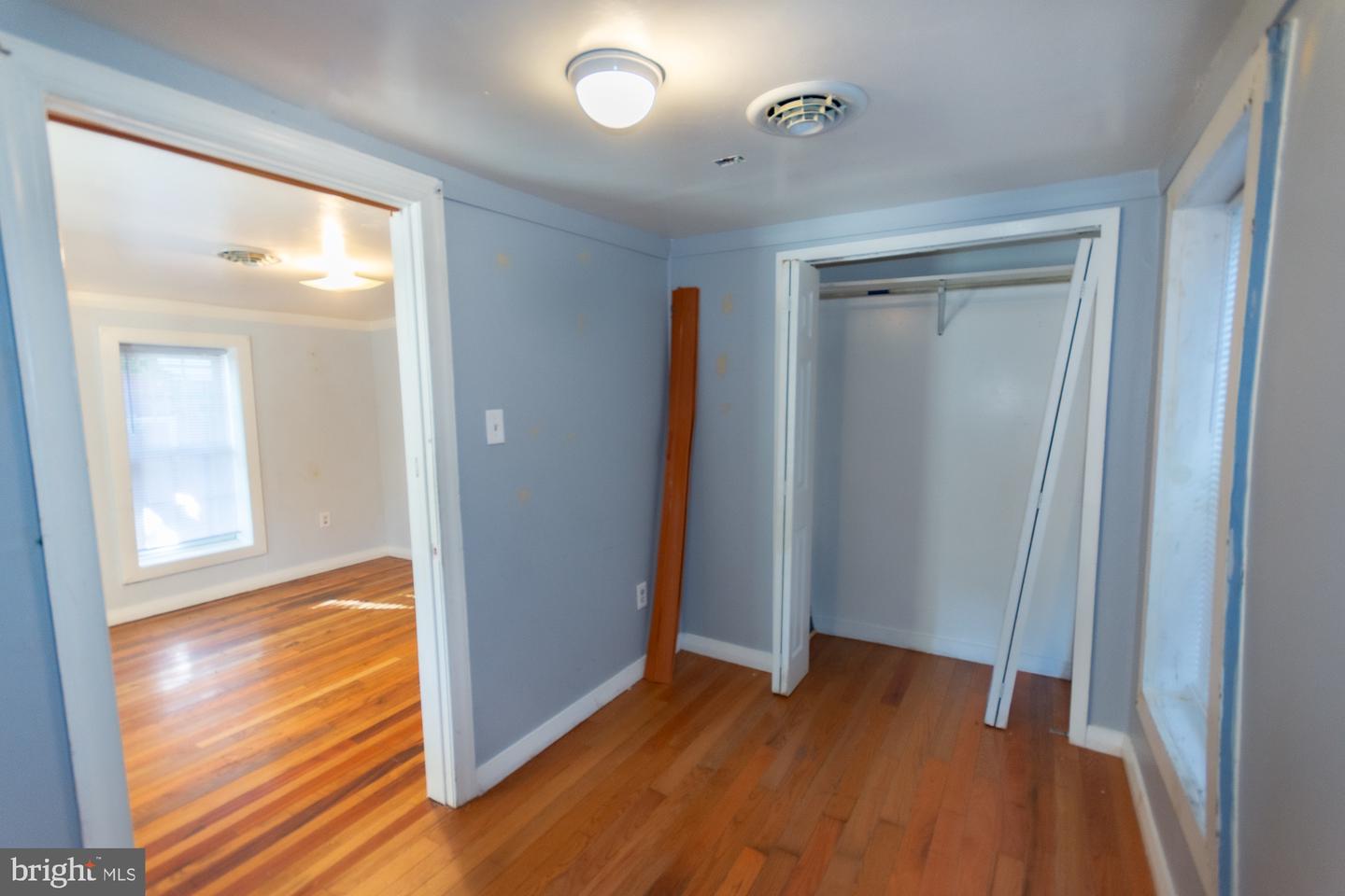327 E Burke St Property Photo 10