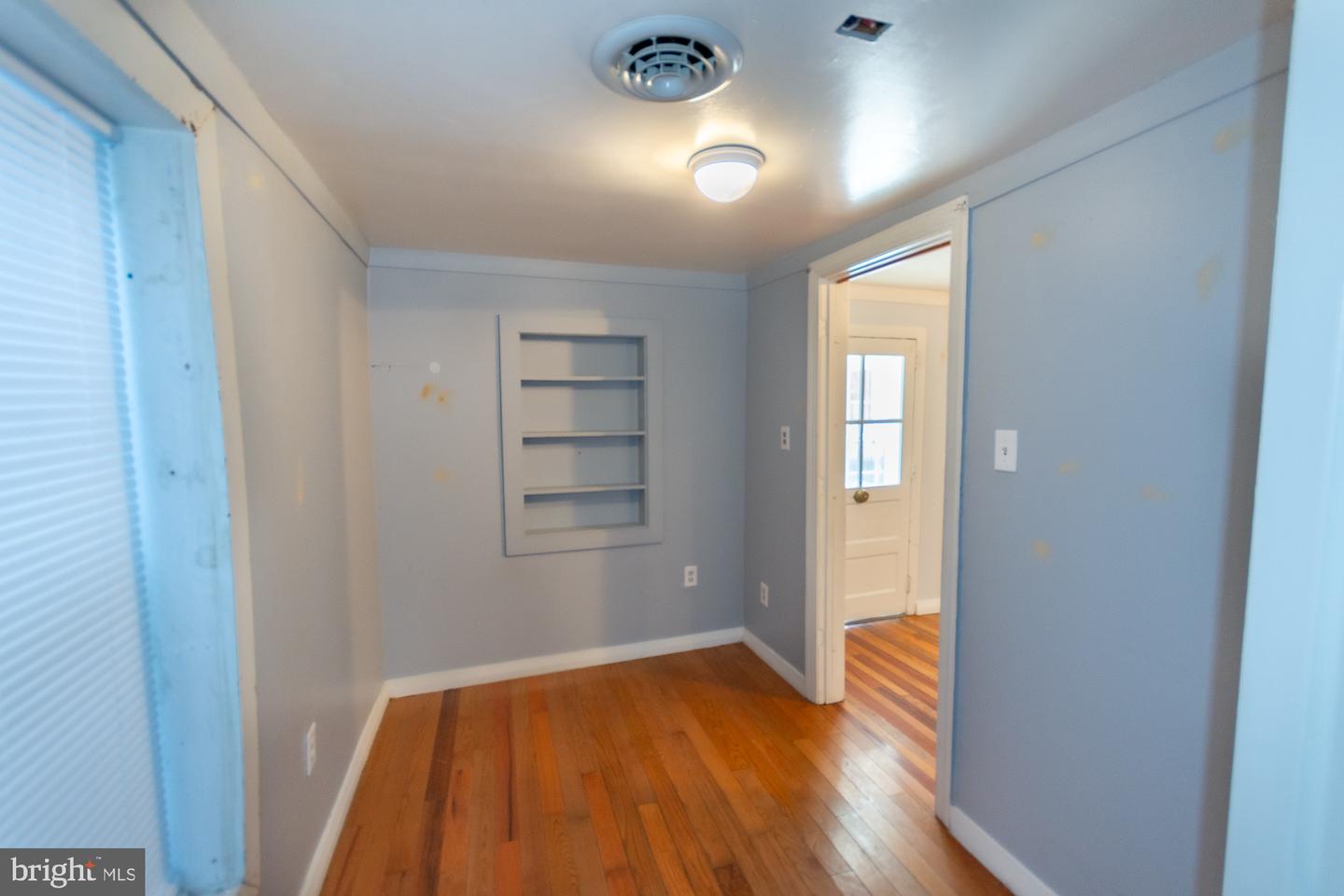 327 E Burke St Property Photo 11