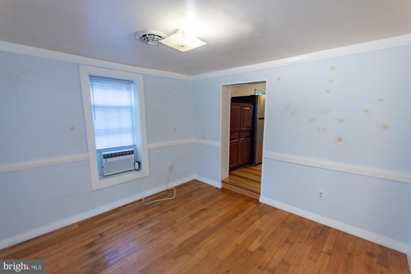 327 E Burke St Property Photo 13