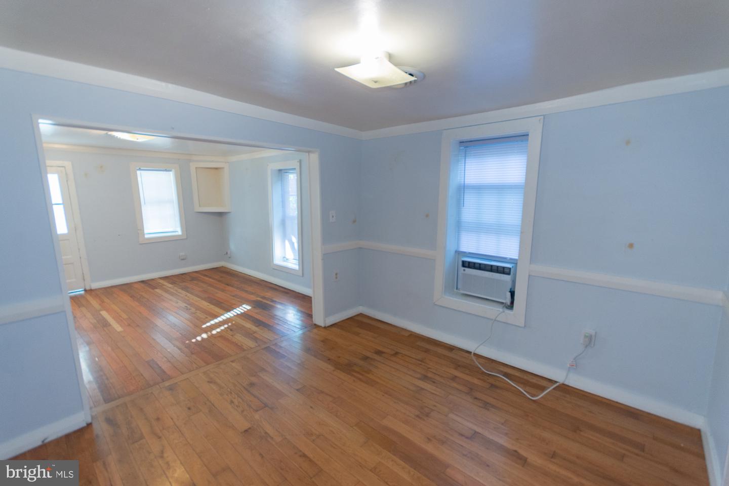 327 E Burke St Property Photo 14