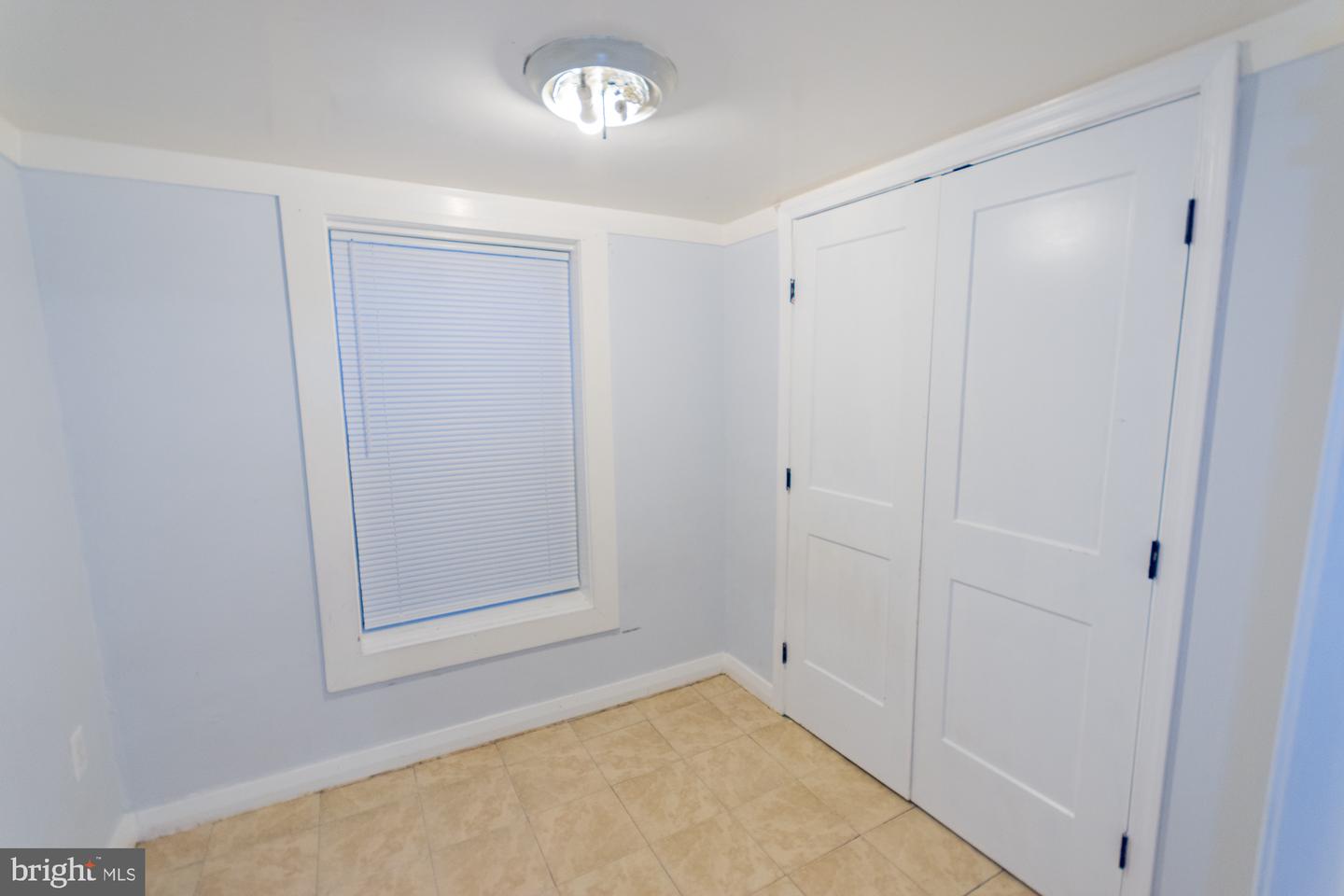 327 E Burke St Property Photo 16