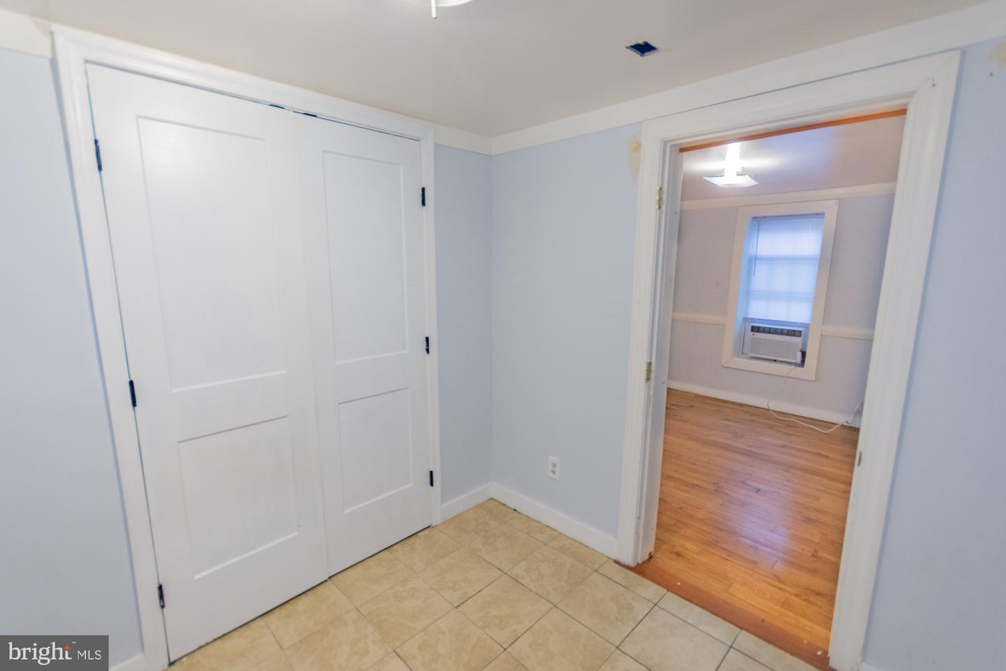 327 E Burke St Property Photo 17