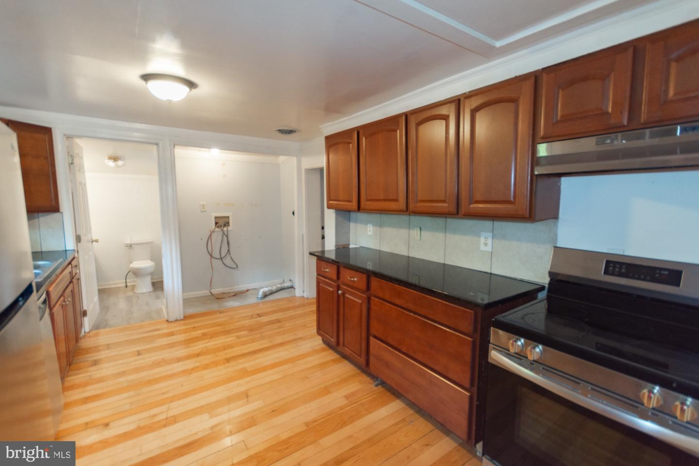 327 E Burke St Property Photo 18