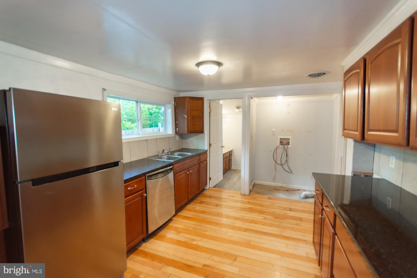327 E Burke St Property Photo 19