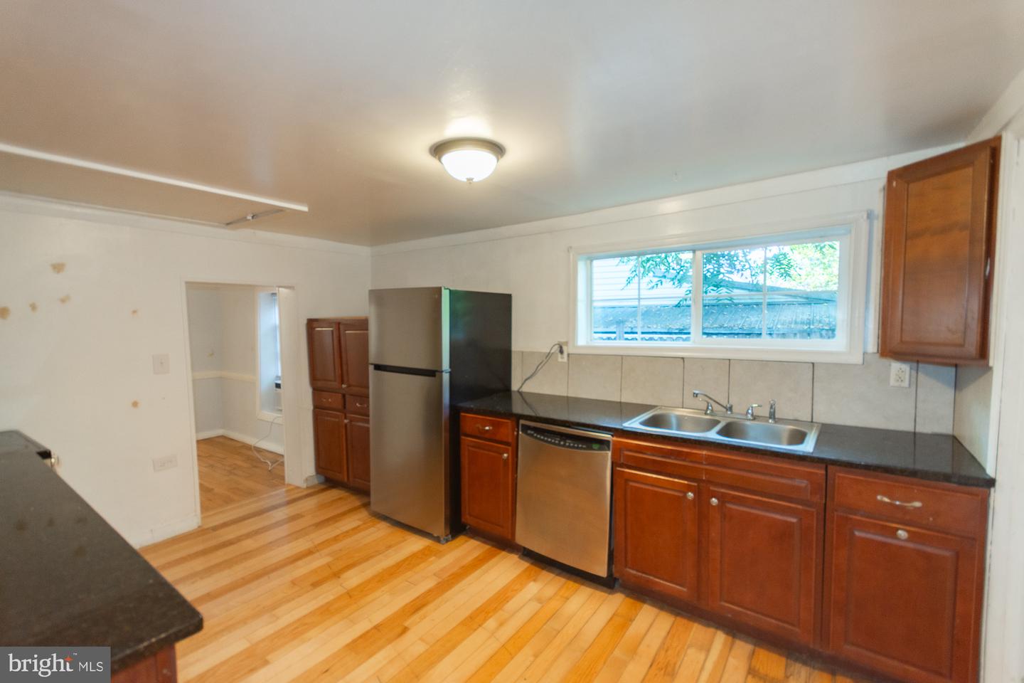 327 E Burke St Property Photo 20