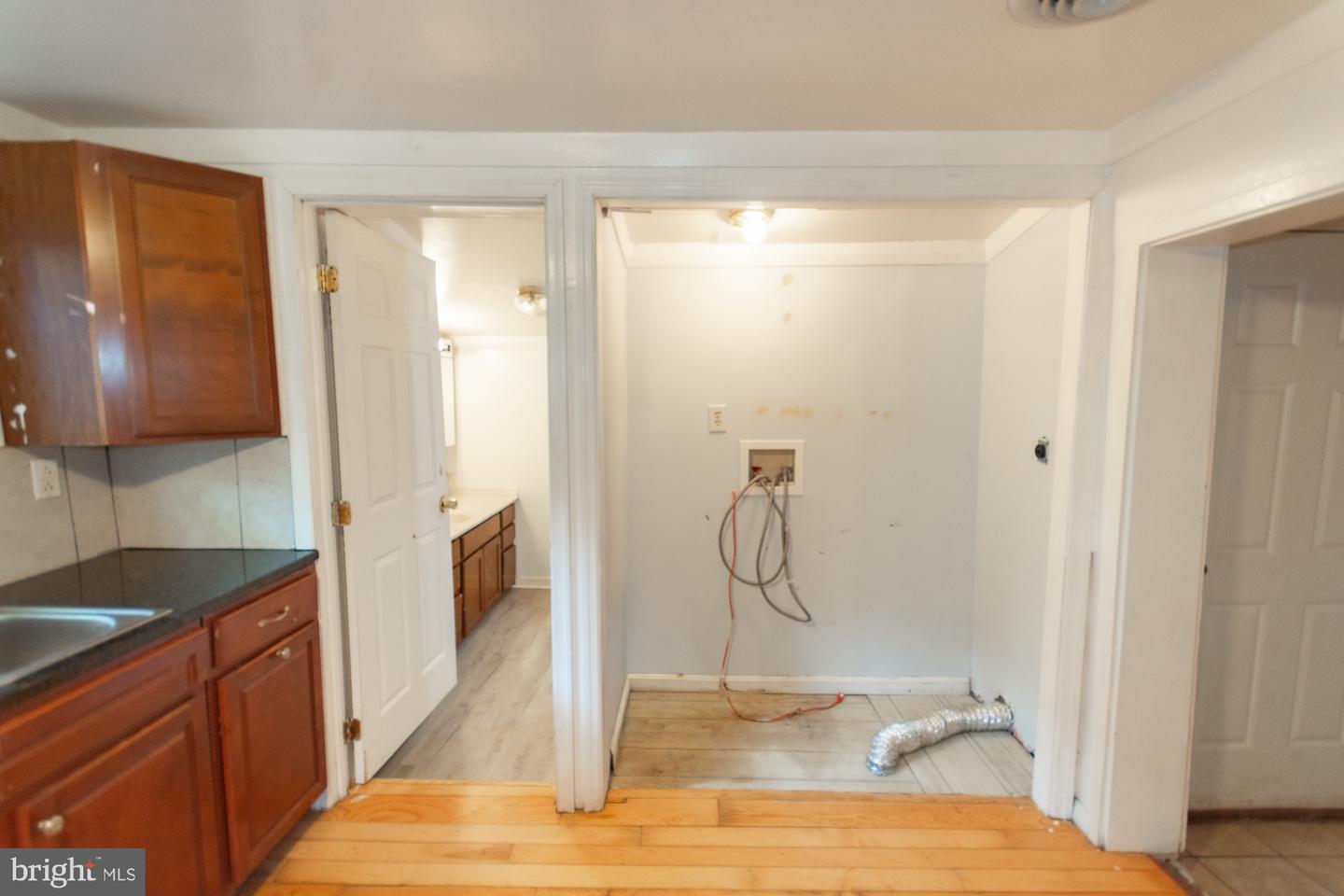 327 E Burke St Property Photo 21