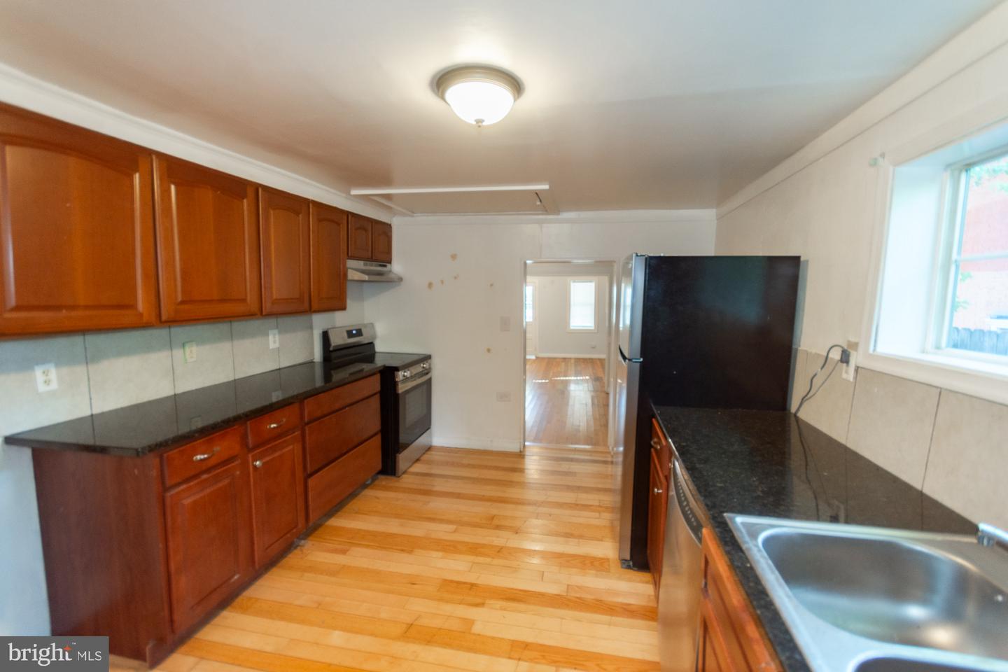 327 E Burke St Property Photo 22