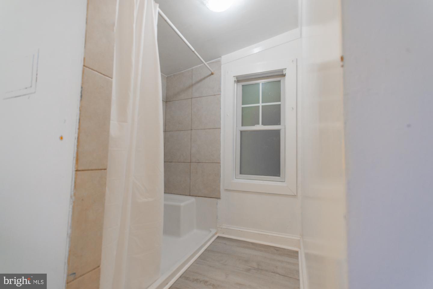 327 E Burke St Property Photo 24