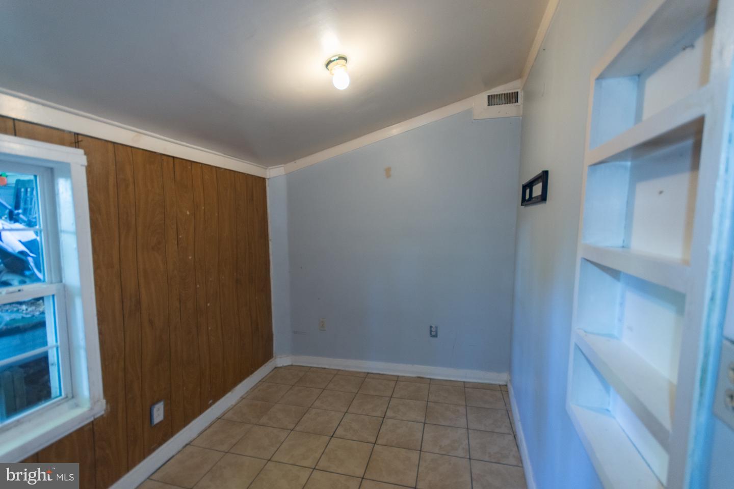 327 E Burke St Property Photo 25
