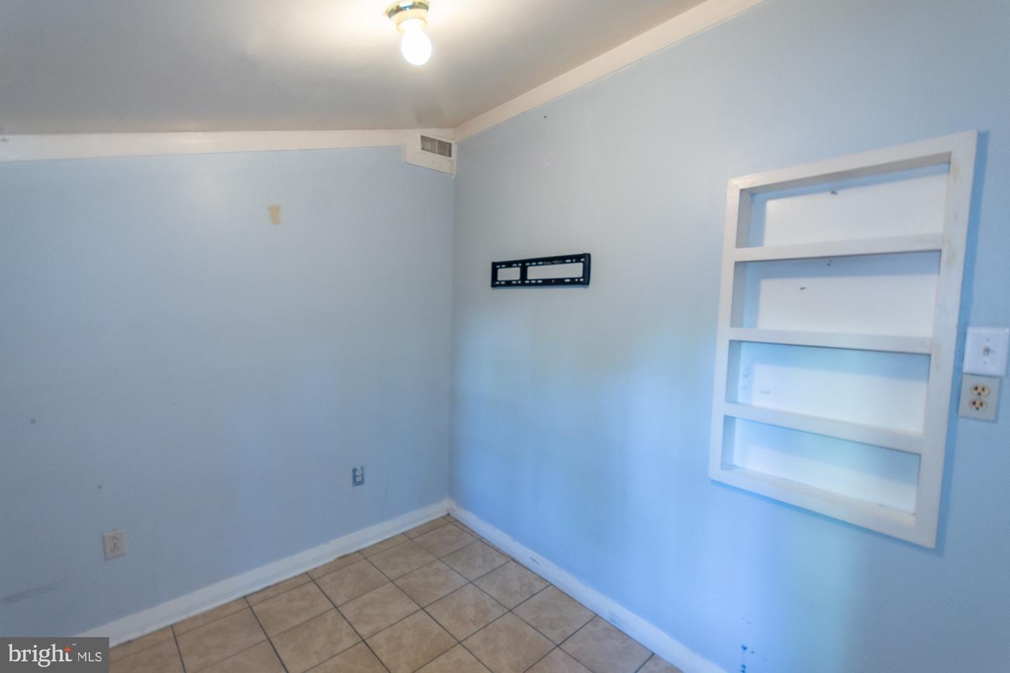 327 E Burke St Property Photo 26