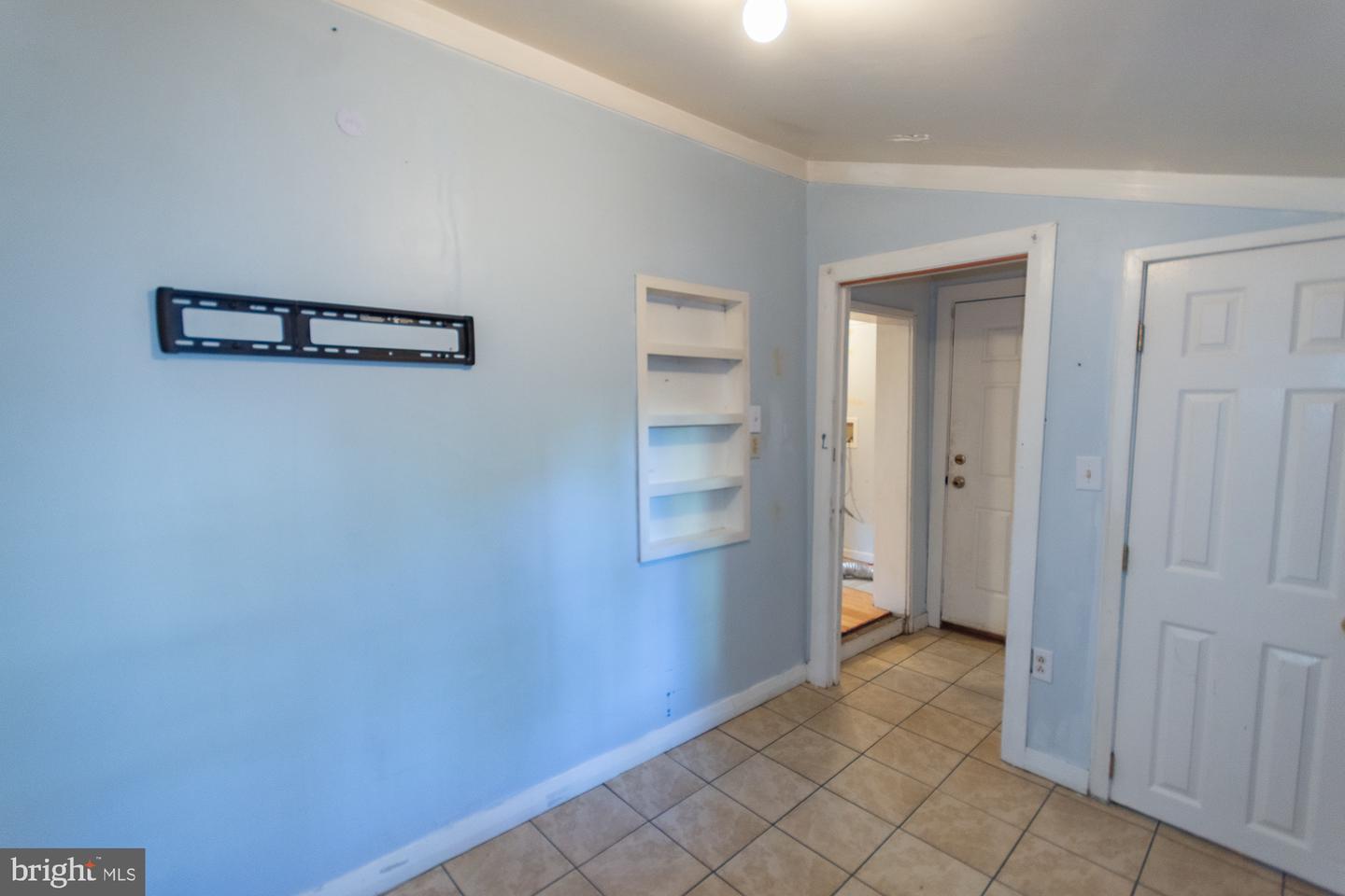 327 E Burke St Property Photo 27