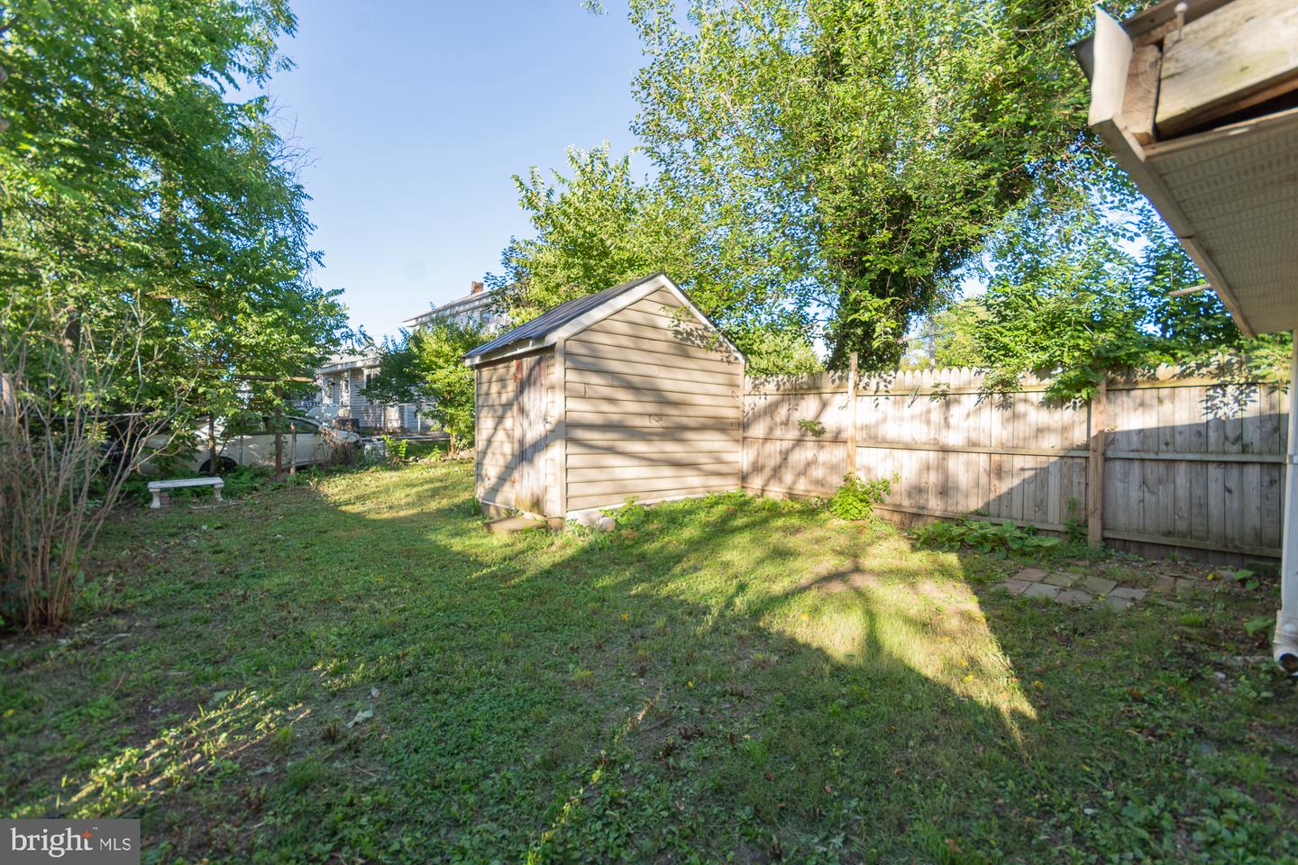 327 E Burke St Property Photo 30