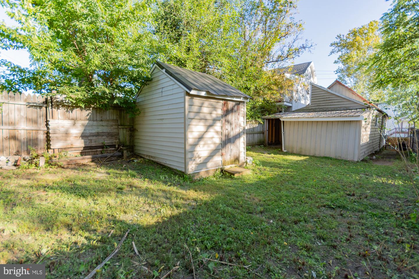 327 E Burke St Property Photo 32