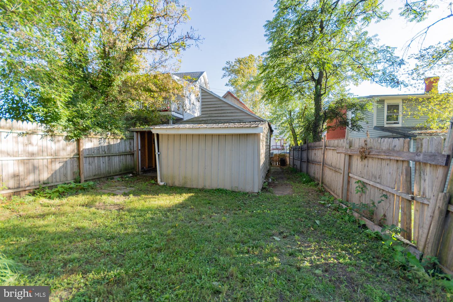 327 E Burke St Property Photo 34