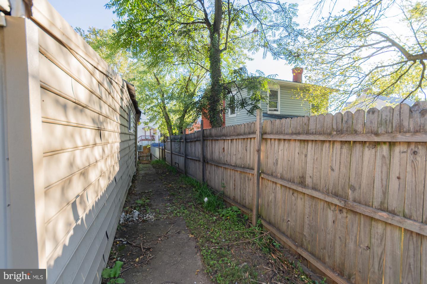 327 E Burke St Property Photo 35