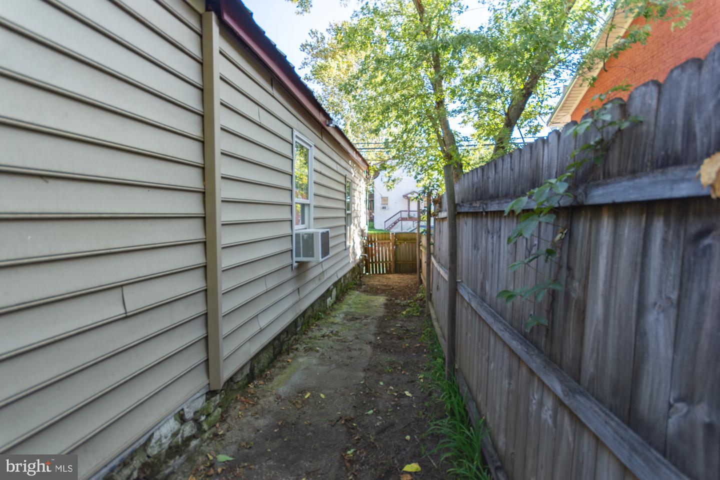 327 E Burke St Property Photo 36