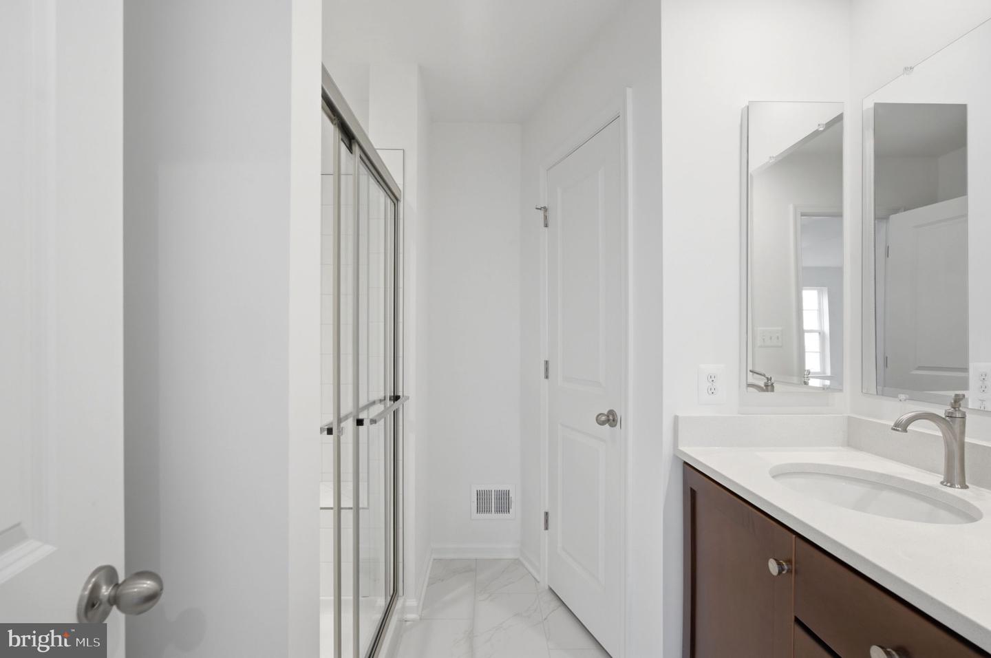 613 Slick Ter Property Photo 15