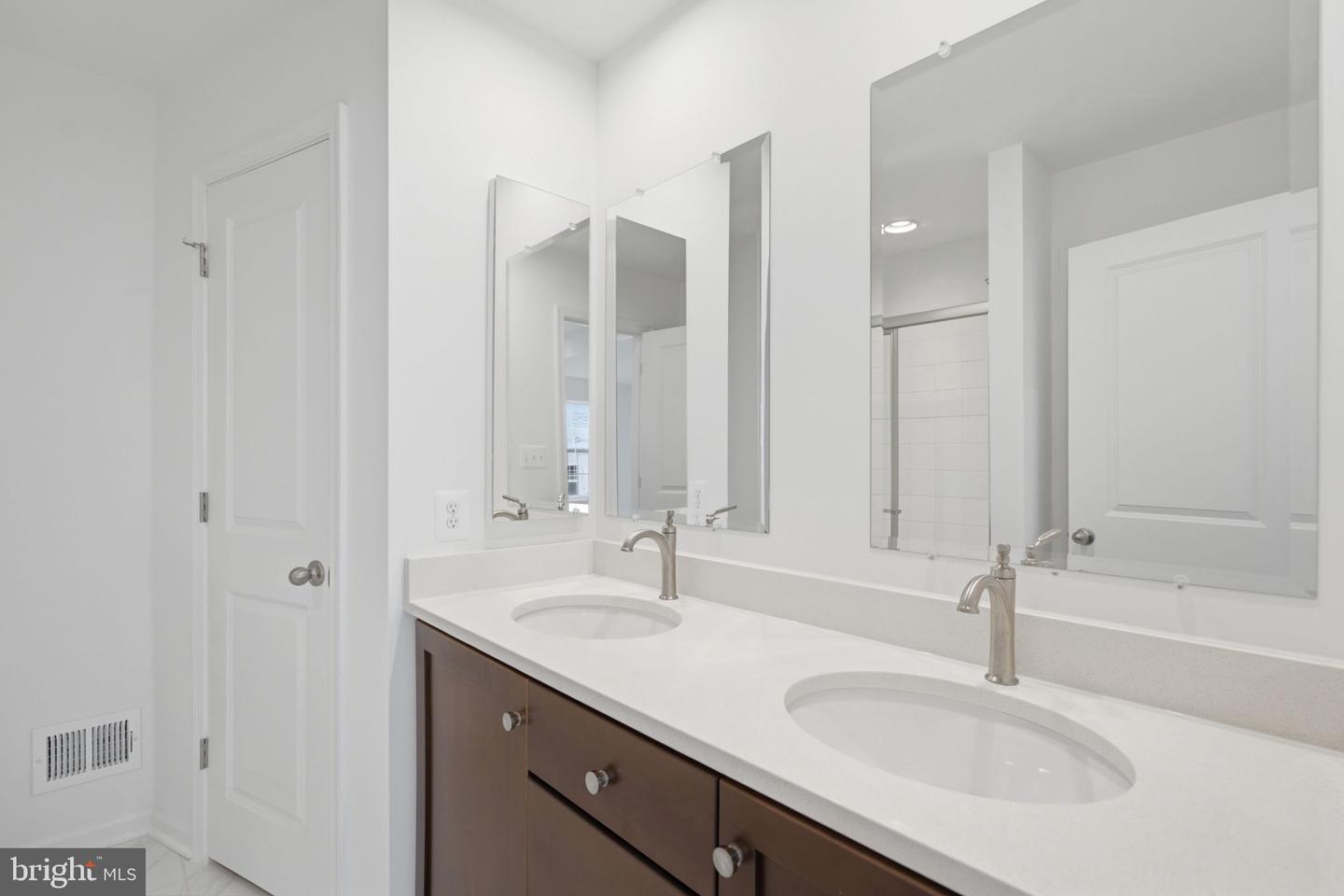 613 Slick Ter Property Photo 16