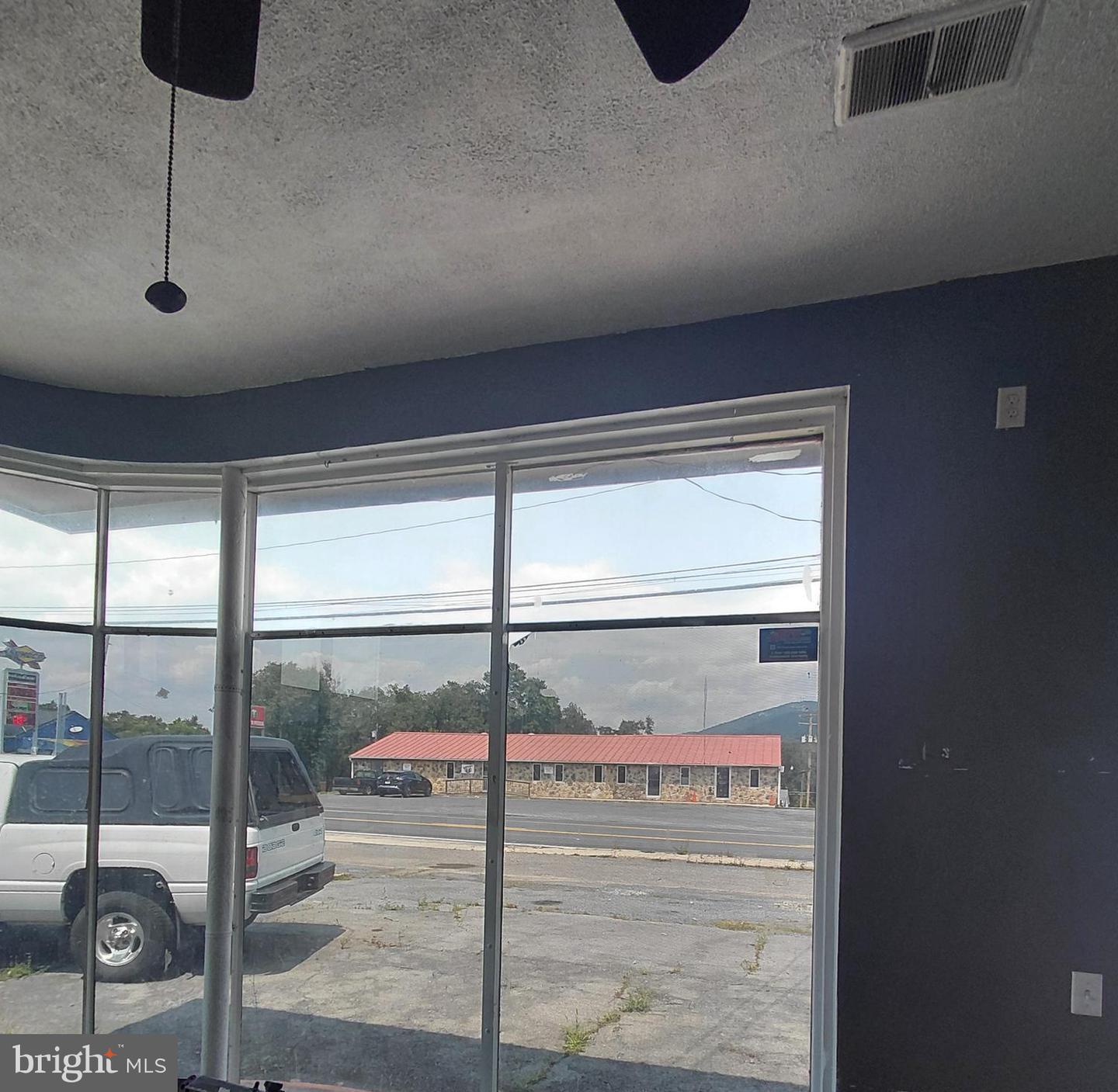 425 Keyser Ave Property Photo 6