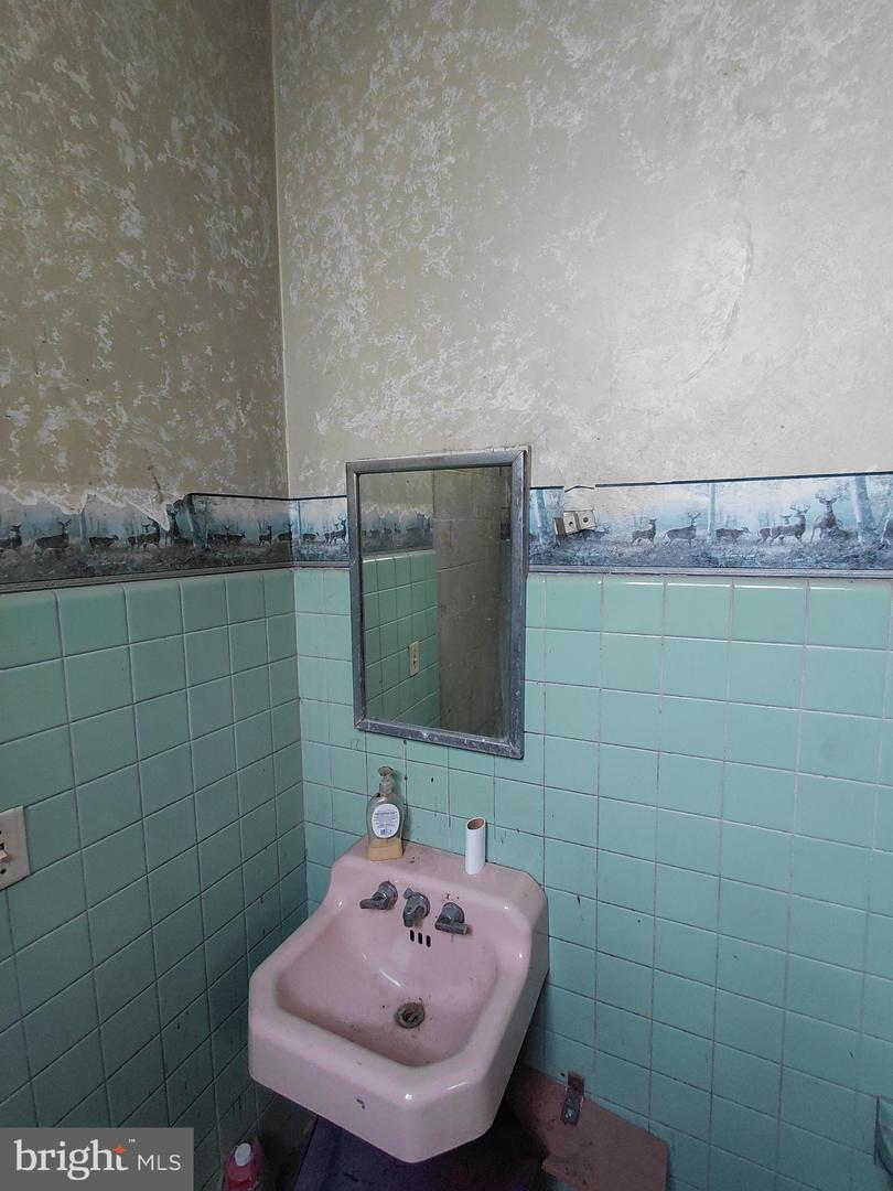 425 Keyser Ave Property Photo 13