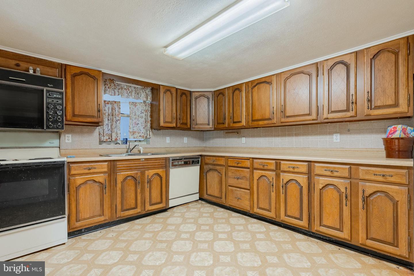 476 Schrader Ln Property Photo 14