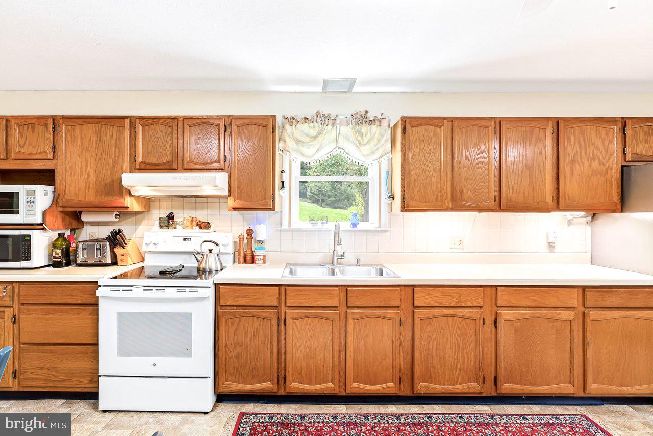 916 Moyers Ln Property Photo 14