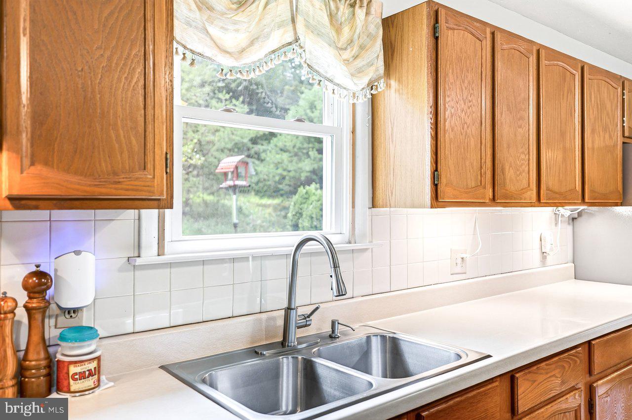 916 Moyers Ln Property Photo 16