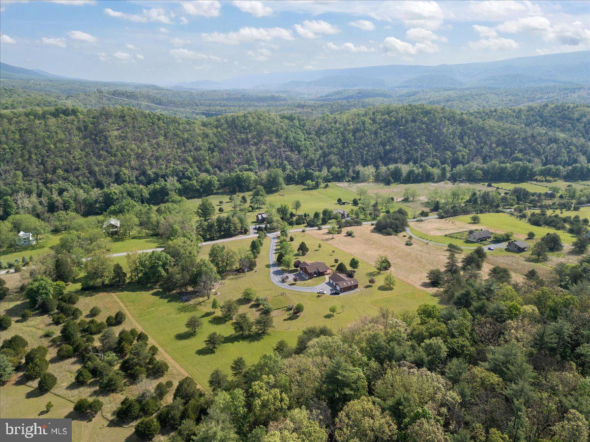 1054 River Bend Dr Property Photo 7