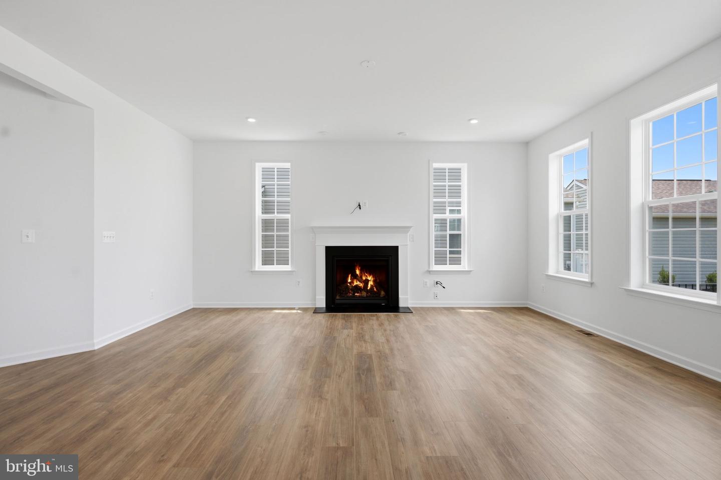 689 Lord Fairfax St Property Photo 15