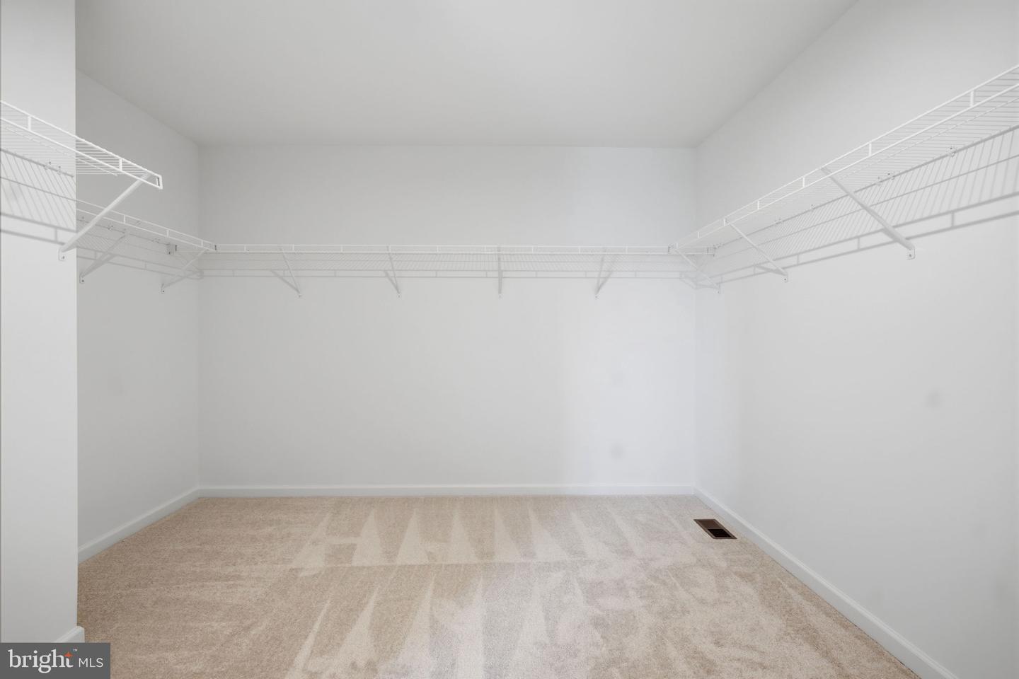 689 Lord Fairfax St Property Photo 24