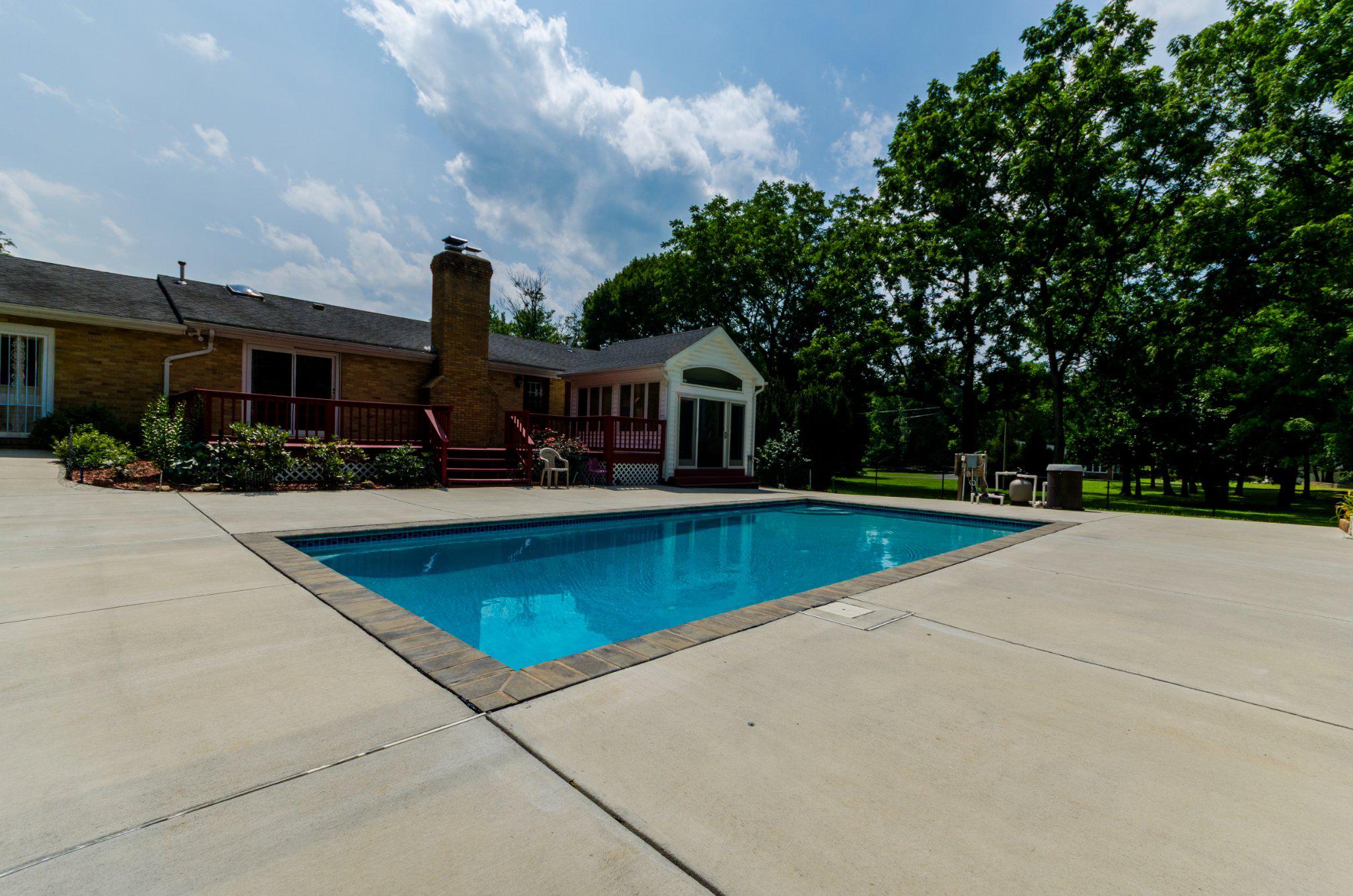 887 Woodbury Dr Property Photo 2