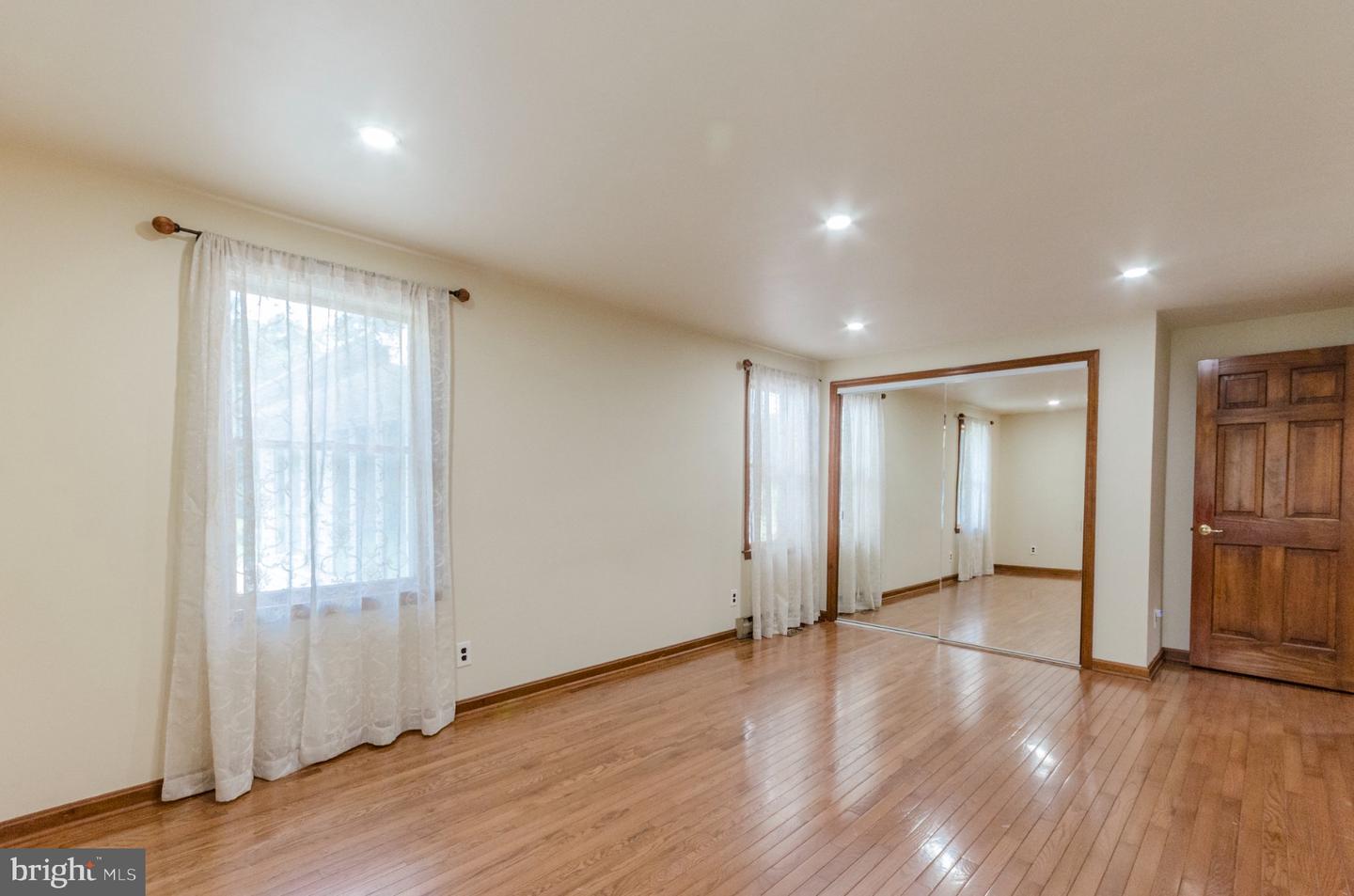 887 Woodbury Dr Property Photo 43