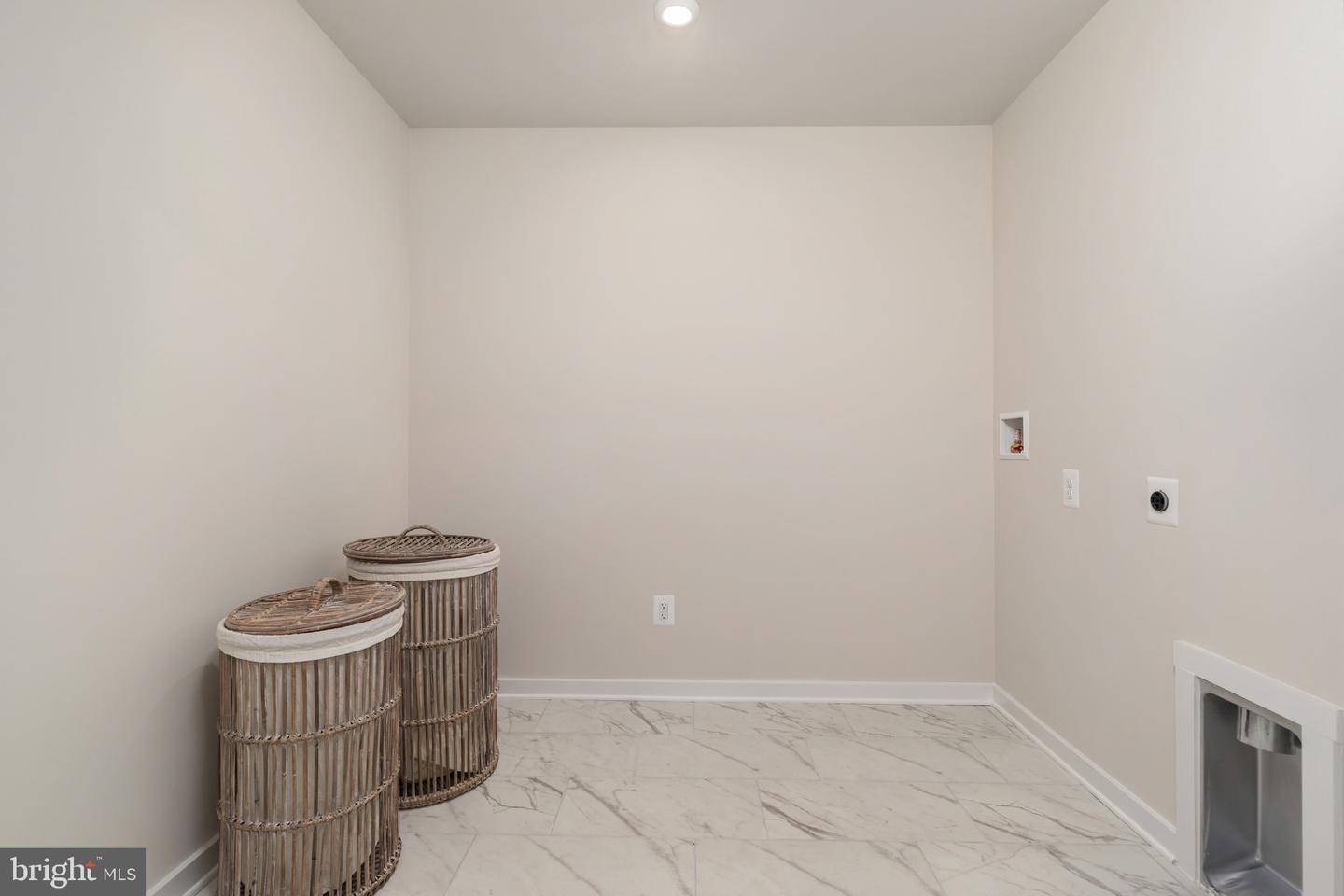 90 Thorton Ave Property Photo 16